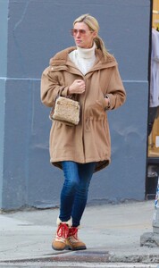 nicky-hilton-out-shopping-in-new-york-12-14-2023-6.jpg