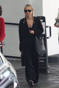 nicole-richie-leaving-dr.-diamond-s-dermatologist-in-beverly-hills-11-30-2023-0.jpg