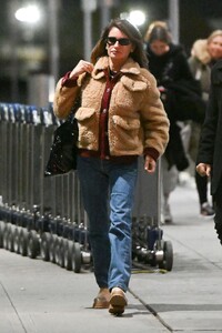 penelope-cruz-at-jfk-airport-11-28-2023-3.jpg