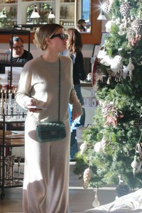 sofia-richie-at-pottery-barn-in-beverly-hills-12-04-2023-2.jpg