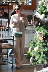 sofia-richie-at-pottery-barn-in-beverly-hills-12-04-2023-4.jpg