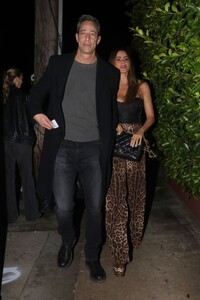 sofia-vergara-and-nick-loeb-out-for-dinner-date-in-santa-monica-11-04-2023-6.jpg