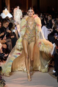 00006-zuhair-murad-spring-2023-couture-gorunway.thumb.jpg.89fb78239f90c30c94bd2f8b620427ff.jpg