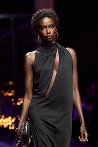 00007-versace-spring-2023-ready-to-wear-details-credit-gorunway.thumb.jpg.09d6a9034987ce2836c25b8656eab693.jpg