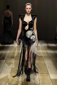 00051-alexander-mcqueen-fall-2023-ready-to-wear-credit-brand.thumb.jpg.6d86e15eb179548169547464bfeeb62e.jpg