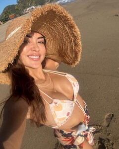 [2024.01.04] ariannyceleste_416748923_18410665351023607_386264227551569267_n.jpg