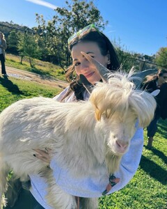 [2024.01.08] victoriajustice_417968950_1608720099874955_61307178865488665_n.jpg