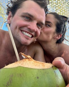 [2024.01.01] sarasampaio_416391891_18412213783058288_5924434072181603616_n.jpg