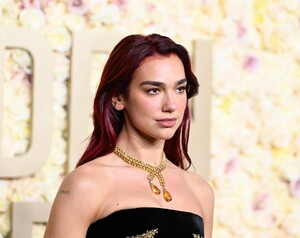 433859518_dualipa-goldenglobeawards-5.jpg