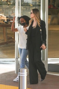 Angelina-Jolie---Seen-with-her-daughter-Zahara-Marley-Jolie-at-Neiman-Marcus-in-Beverly-Hills-12.jpg