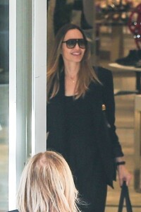 Angelina-Jolie---Seen-with-her-daughter-Zahara-Marley-Jolie-at-Neiman-Marcus-in-Beverly-Hills-14.jpg