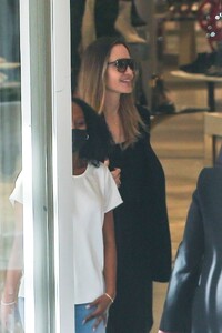 Angelina-Jolie---Seen-with-her-daughter-Zahara-Marley-Jolie-at-Neiman-Marcus-in-Beverly-Hills-16.jpg