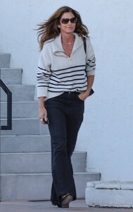 Cindy-Crawford---Spotted-at-office-building-in-Malibu-03.jpg