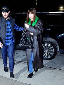 Dakota-Johnson---Arrives-at-her-hotel-in-New-York-01.jpg