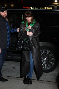 Dakota-Johnson---Arrives-at-her-hotel-in-New-York-02.jpg