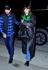Dakota-Johnson---Arrives-at-her-hotel-in-New-York-08.jpg