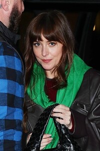 Dakota-Johnson---Arrives-at-her-hotel-in-New-York-14.jpg