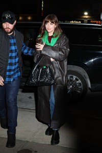 Dakota-Johnson---Arrives-at-her-hotel-in-New-York-17.jpg