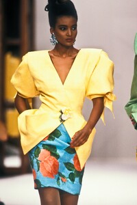 EmanuelUngaro1988HauteCoutureSS65.thumb.jpg.2c867c2408c4ffd903d6a9d6ffe986c6.jpg