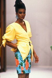 EmanuelUngaro1988HauteCoutureSS66.thumb.jpg.022bef620fe12ed5bf63ef4089f381e6.jpg