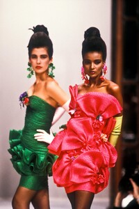 EmanuelUngaro1988HauteCoutureSS68.thumb.jpg.f0a0d786deb2e1ba4de3acd5c15f1e48.jpg