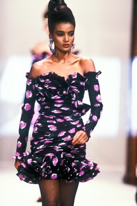 EmanuelUngaro1988HauteCoutureSS78.thumb.jpg.6a7e0647ec3f766e0f108d5800c84263.jpg