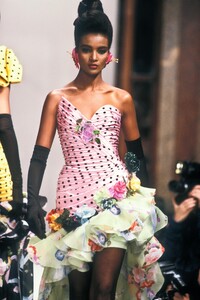 EmanuelUngaro1988HauteCoutureSS88.thumb.jpg.02538b3567b001a7b4abe38868300756.jpg