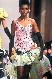 EmanuelUngaro1988HauteCoutureSS89.thumb.jpg.45f59b216a30c8eef6a91668c1a45864.jpg