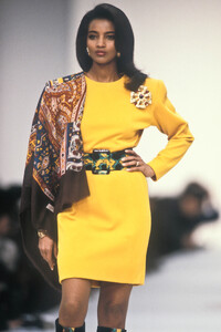 Givenchy1990FW1.thumb.jpg.c9da3c7a0cba8d4b9daa4c06ec8567c6.jpg