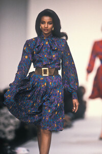 Givenchy1990FW4.thumb.jpg.c7f34418a039f779c29dd8eb168e96bc.jpg
