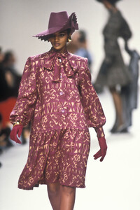 Givenchy1991FW11.thumb.jpg.fdd47c98bc35981b4332e695779ba8bb.jpg