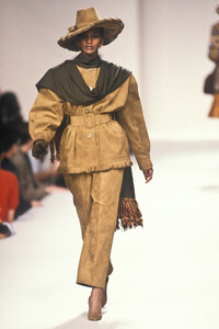 Givenchy1991FW13.thumb.jpg.47579c329de90e24d21913c7a057ee95.jpg
