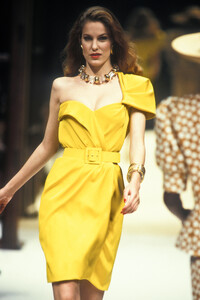 Givenchy1992HauteCouture12.thumb.jpg.f7157d63e5e84a1da0234674cf1cbd16.jpg