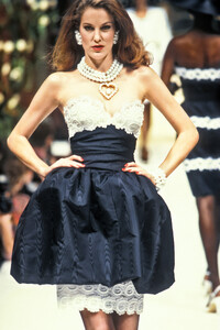 Givenchy1992HauteCouture18.thumb.jpg.09793b20b71d67e77edff662dde607e5.jpg