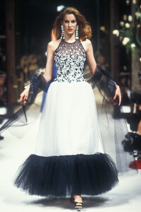Givenchy1992HauteCouture36.thumb.jpg.ce0f3a6acf563f2e0e7f12eb48ab49bc.jpg