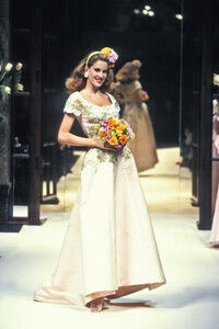 Givenchy1992HauteCouture42.thumb.jpg.46ba318d9605f5c62f017394286978ed.jpg