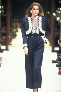 Givenchy1992HauteCouture43.thumb.jpg.79fe240236b28600676932fa3339810a.jpg