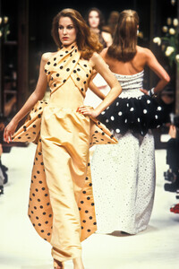Givenchy1992HauteCouture62.thumb.jpg.b8a969649a0fa1bda8d3915cb874f056.jpg