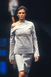 Givenchy1999WomenRTW16.thumb.jpg.24fea6b40e51294f1391763d36175e22.jpg