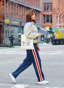 Helena-Christensen---Seen-on-a-stroll-in-New-York-02.thumb.jpg.7a18ab3ab14577fa16345bbbc70326c2.jpg