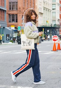 Helena-Christensen---Seen-on-a-stroll-in-New-York-03.thumb.jpg.7c7754fce7299dcae51887aad832f227.jpg
