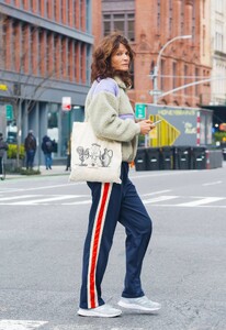Helena-Christensen---Seen-on-a-stroll-in-New-York-04.thumb.jpg.c1742e1bed14be93cb11e5de8d7a7056.jpg