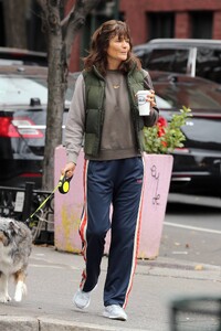 Helena-Christensen---Walking-her-dog-in-New-York-City-02.jpg