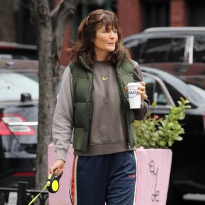 Helena-Christensen---Walking-her-dog-in-New-York-City-05.jpg
