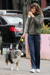 Helena-Christensen---Walking-her-dog-in-New-York-City-06.jpg