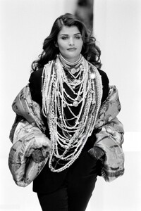 Helena_Dolce_Gabbana_FW1992_24.jpg