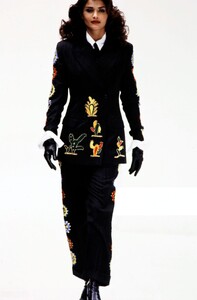 Helena_Dolce_Gabbana_FW1992_27.jpg