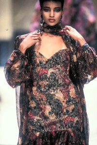 JeanLouisScherrer1987HauteCouture55.thumb.jpg.7b4071120834f8dc7632e1197c7d5ba0.jpg