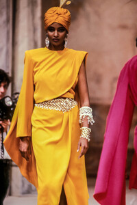 JeanLouisScherrer1990HauteCoutureSS47.thumb.jpg.21675857d52fbb2437bb5d737f49a7bb.jpg