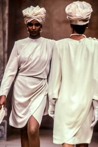 JeanLouisScherrer1990HauteCoutureSS53.thumb.jpg.6663488de5d0d3bee775315c41787342.jpg